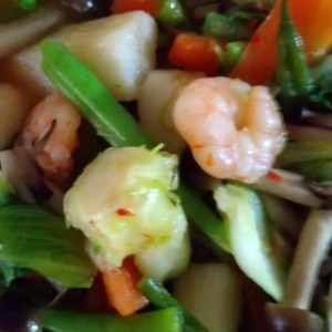 海老と残り野菜で、中華風塩麹炒め♪